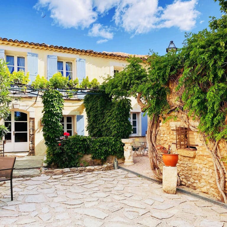 Terrasse au Domaine des Carmes & Spa près d'Avignon