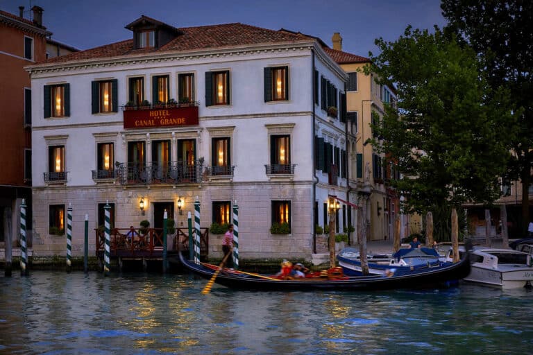 L'Hôtel Canal Grande de nuit à l'Hotel Grand Canal à Venise en Italie