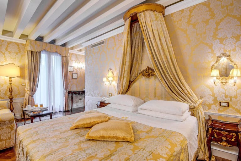 Chambre jaune à l'Hotel Canal Grande à Venise en Italie