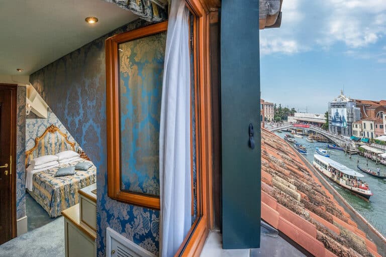 Vue depuis la chambre à l'Hotel Grand Canal à Venise en Italie