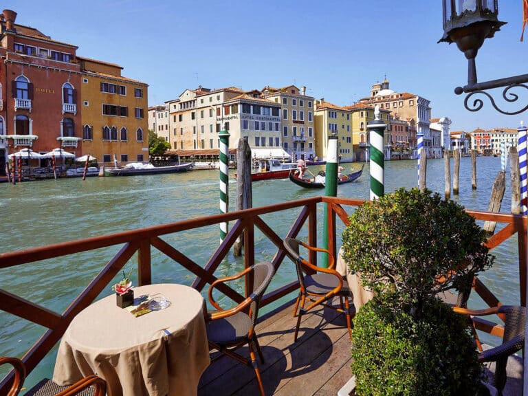 Terrasse à l'Hotel Canal Grande à Venise en Italie