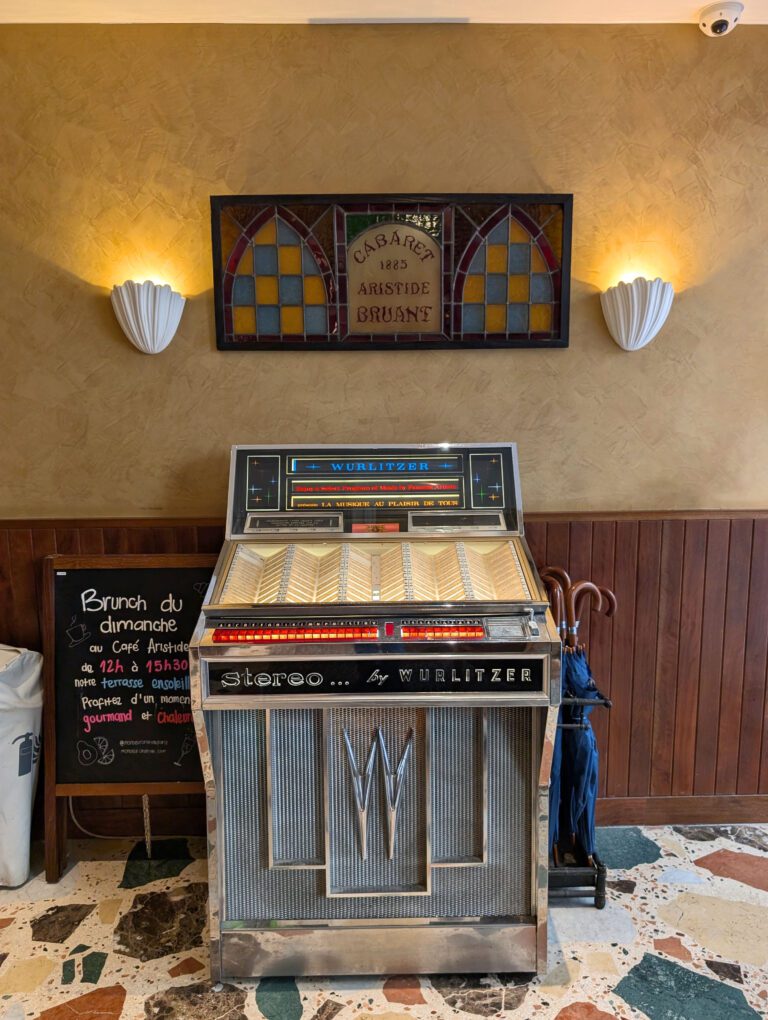 Radio à l'Hôtel Monsieur Aristide à Paris