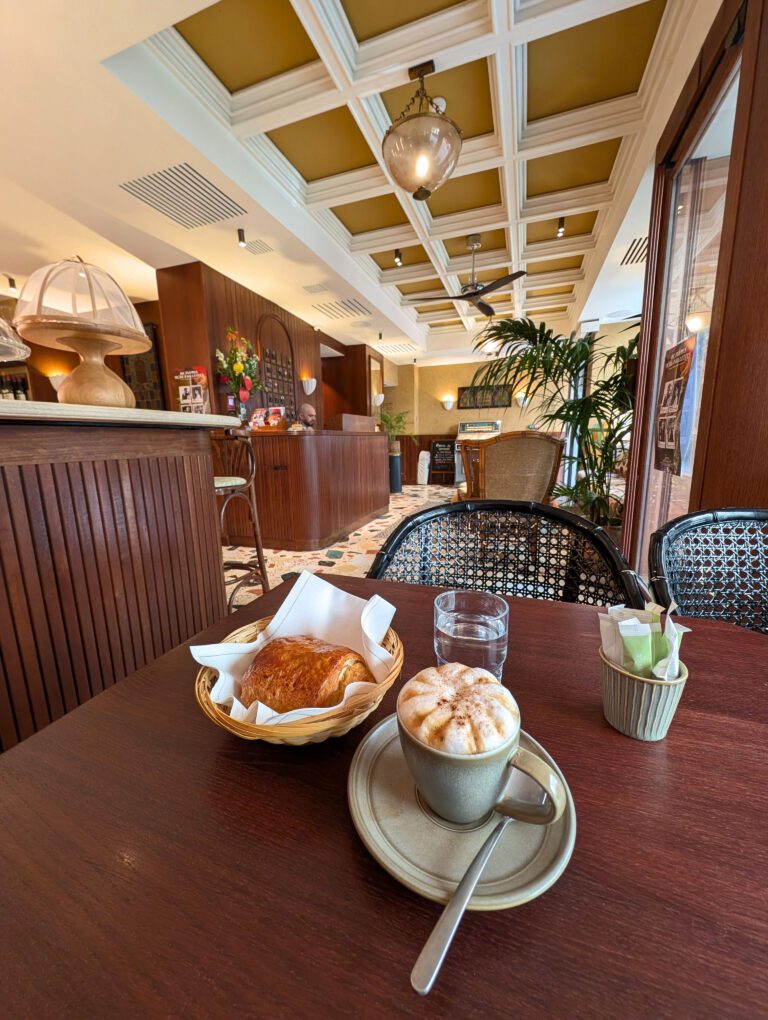 à l'Hôtel Monsieur Aristide à Paris