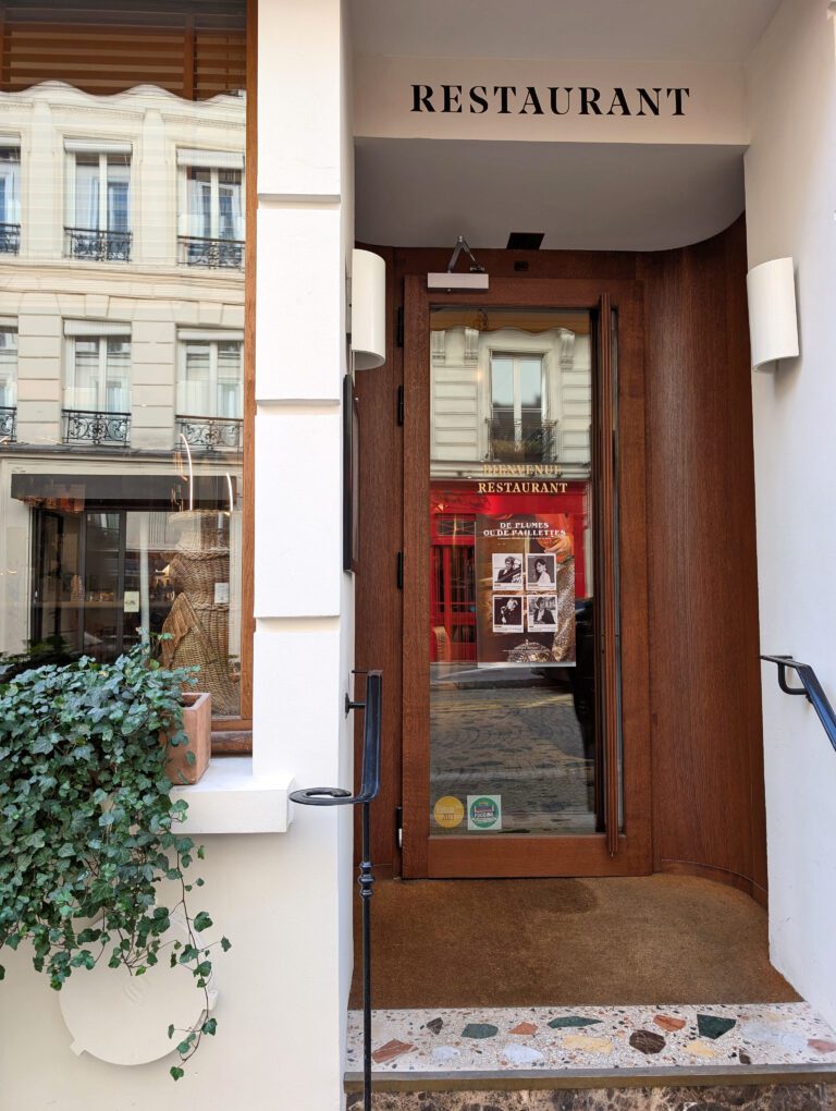 Entrée de l'hôtel Monsieur Aristide à Paris