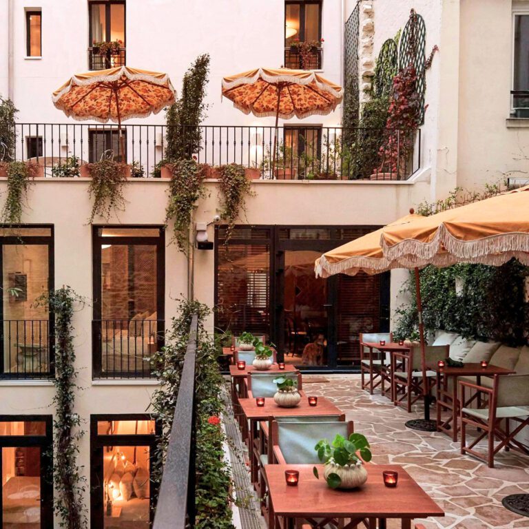 Cours intérieure à l'Hôtel Monsieur Aristide à Paris
