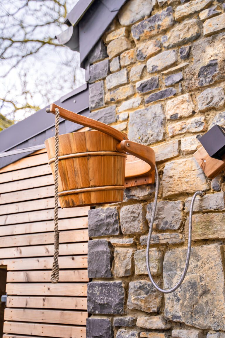 Douche extérieure à l'Antre d'Eux à Ciney