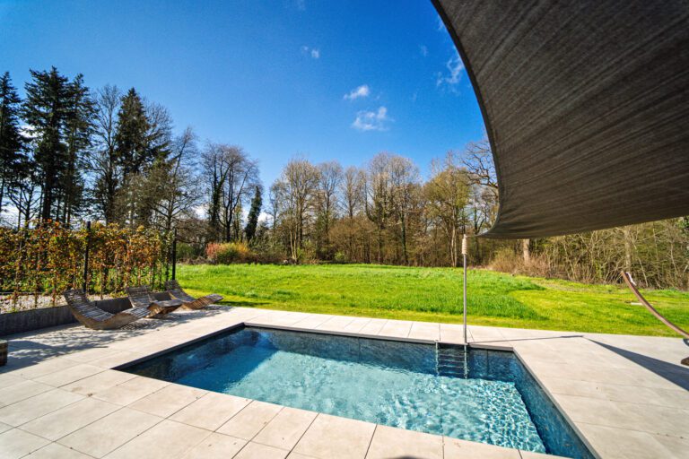 Piscine sur la terrasse au Fermage près de Namur