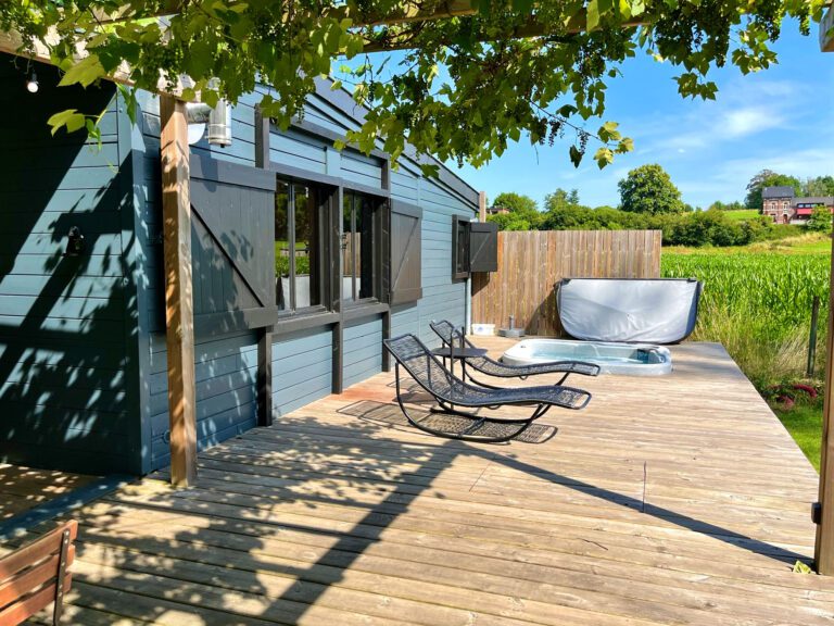 Terrasse avec jacuzzi à Ô NaNo près de Liège