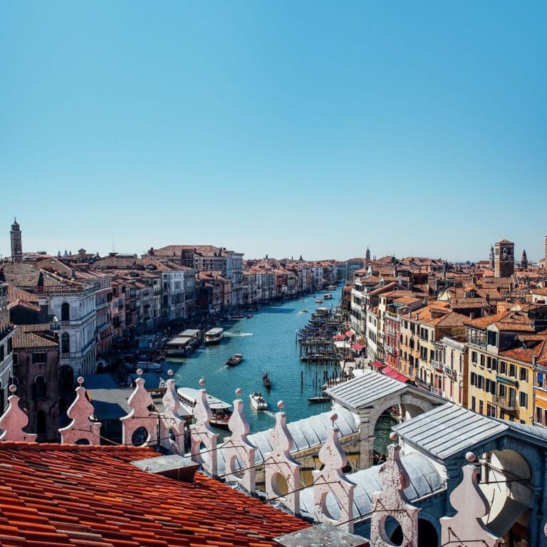 Vue du ciel des canaux au Palazzo Venart Luxury Hotel à Venise en Italie