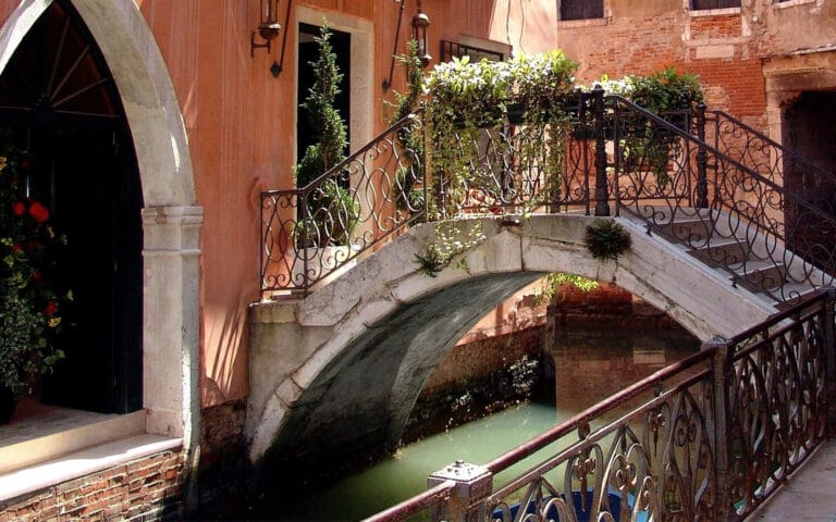 Pont près du Palazzo Venart Luxury Hotel à Venise en Italie