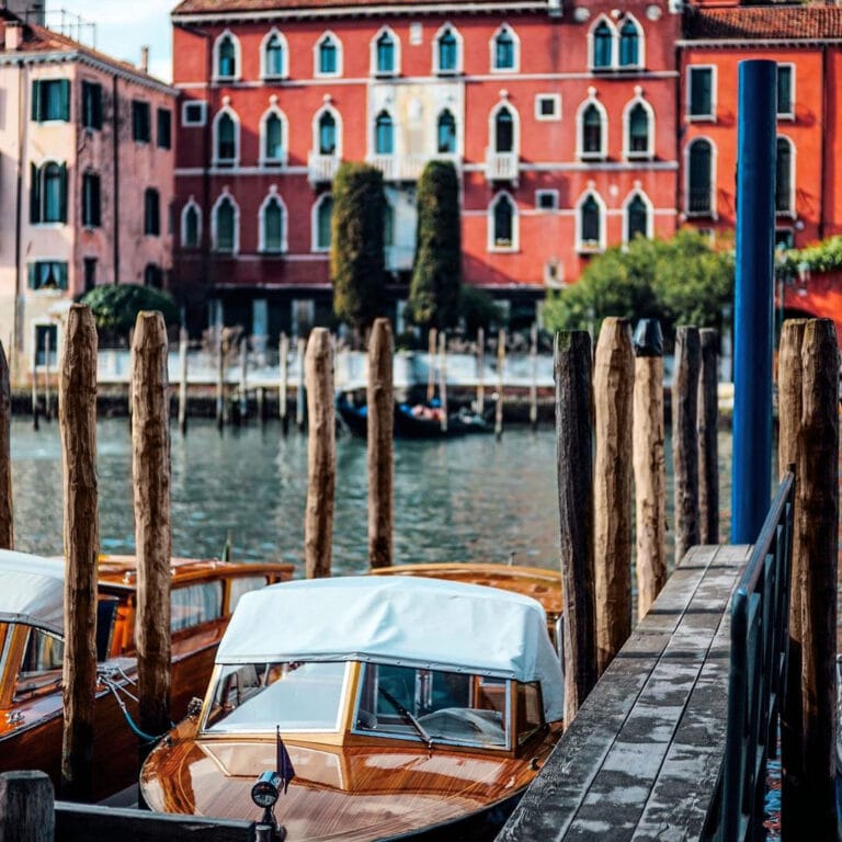 Bateau au bord de l'eau au Palazzo Venart Luxury Hotel à Venise en Italie