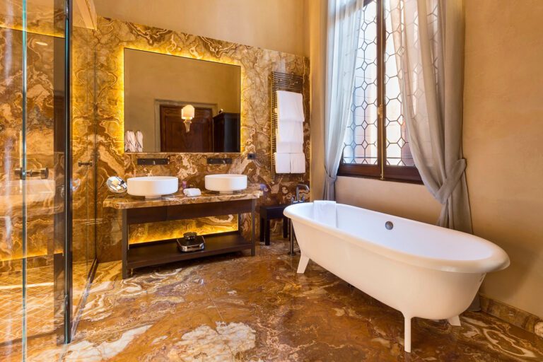 Salle de bain avec baignoire au Palazzo Venart Luxury Hotel à Venise en Italie