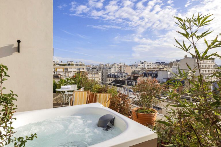 Jacuzzi sur le balcon au Quinzerie Hôtel à Paris