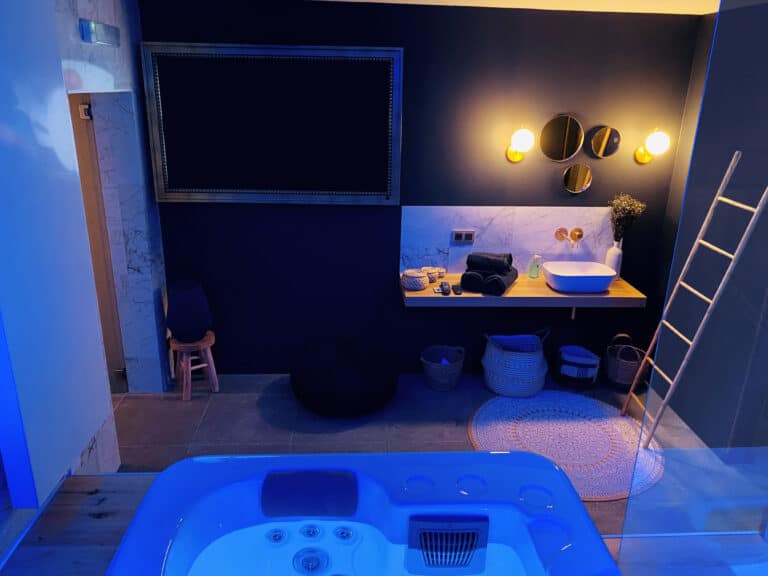 Jacuzzi dans la salle de bain au REZ à Ciney