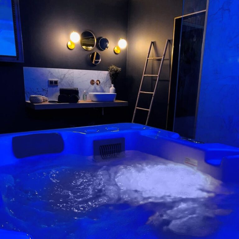 Jacuzzi de nuit au REZ à Ciney