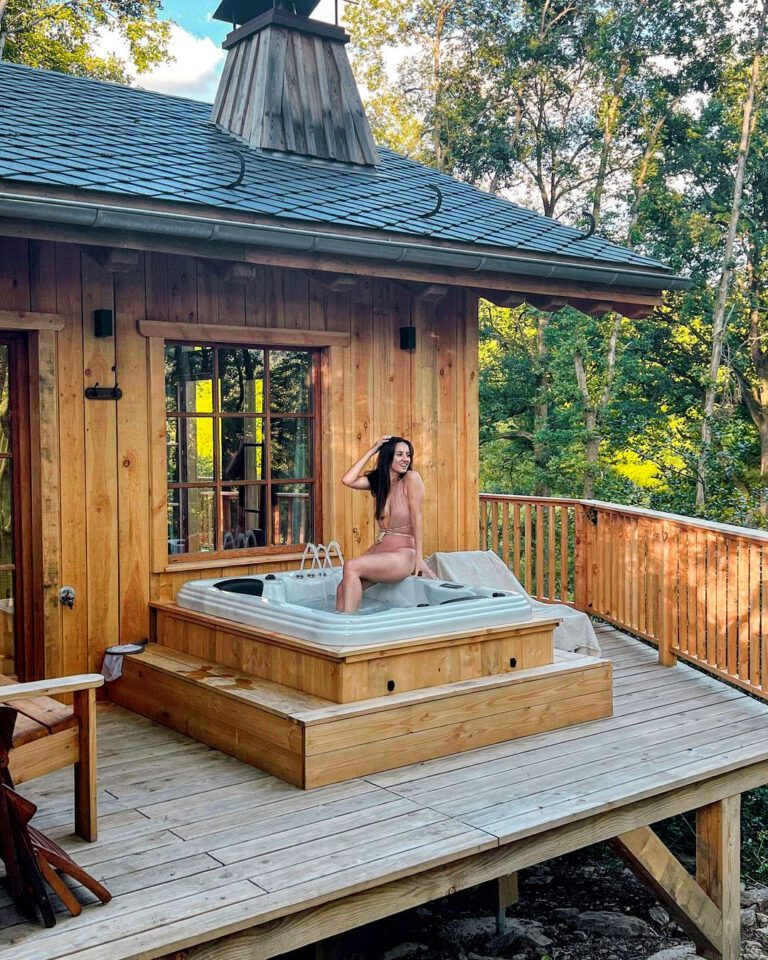 Jacuzzi sur la terrasse à WoodPecker Lodge près de Waimes