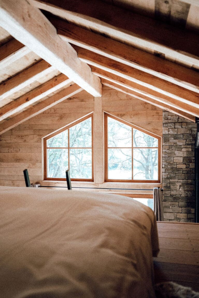 Chambre mezzanine à WoodPecker Lodge près de Waimes