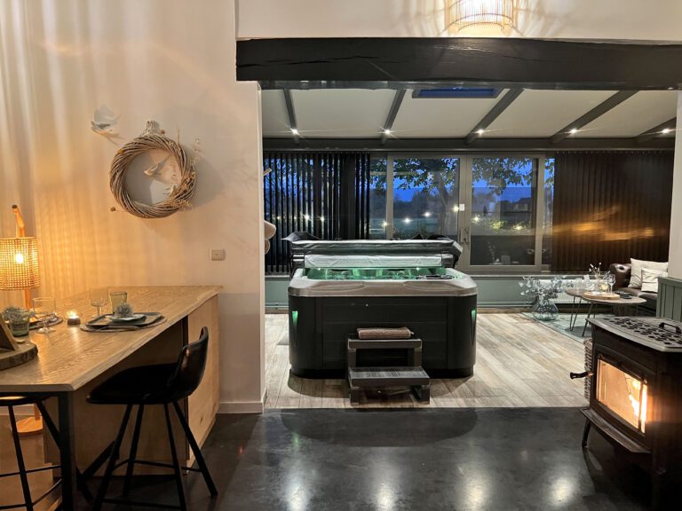 Cuisine et jacuzzi de nuit à Alter Ago à Tournai