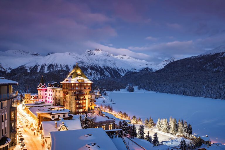 Ville de nuit à Badrutt's Palace Hotel à Saint Moritz en Suisse