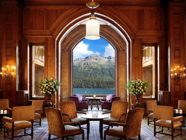 Vue depuis la salle à manger à Badrutt's Palace Hotel à Saint Moritz en Suisse