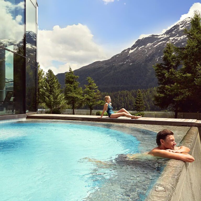 Couple à Badrutt's Palace Hotel à Saint Moritz en Suisse