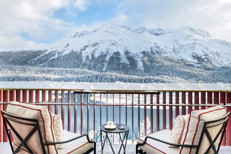 Vue sur le lac à Badrutt's Palace Hotel à Saint Moritz en Suisse