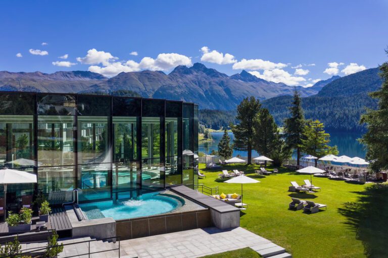 Piscine extérieure à Badrutt's Palace Hotel à Saint Moritz en Suisse