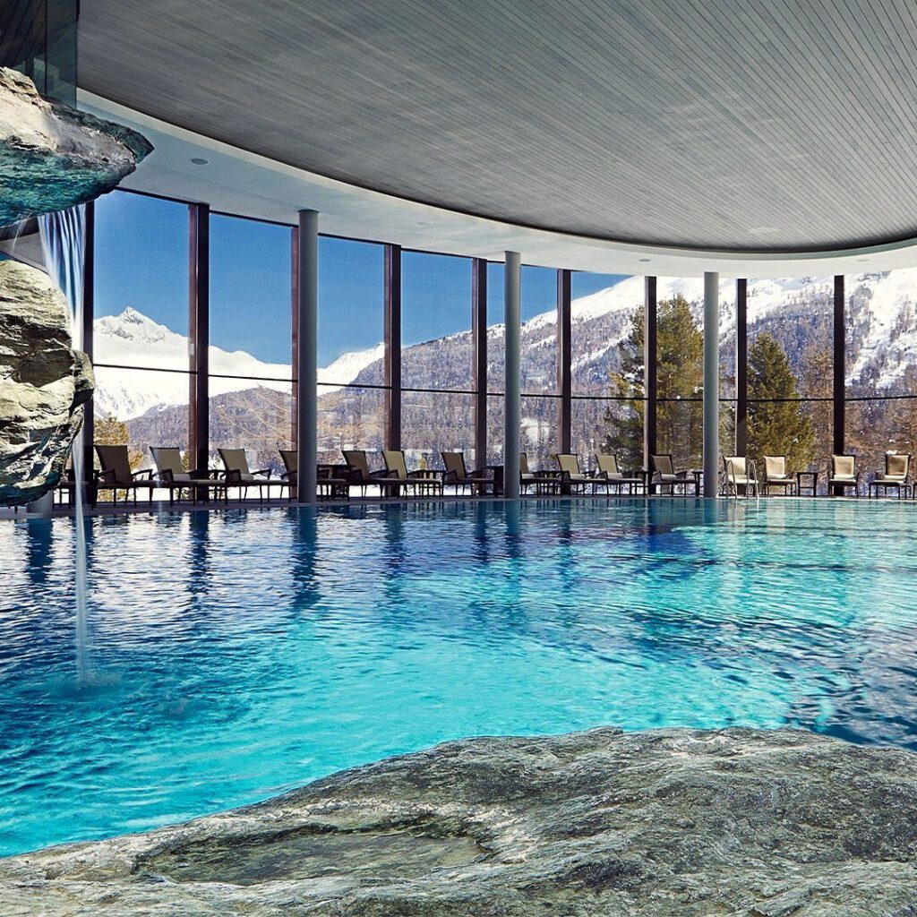 Vue depuis la piscine à Badrutt's Palace Hotel à Saint Moritz en Suisse