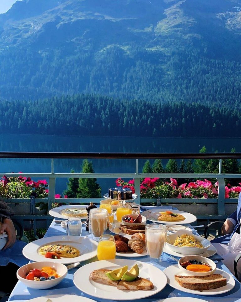 Petit déjeuner avec vue à Badrutt's Palace Hotel à Saint Moritz en Suisse