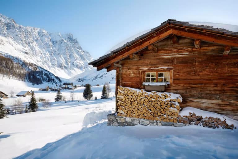 Chalet sous la neige à Berghuus Radons en Suisse