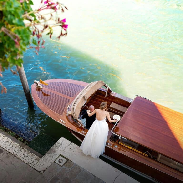 Mariée au bord du canal à Ca' Bonfadini à Venise