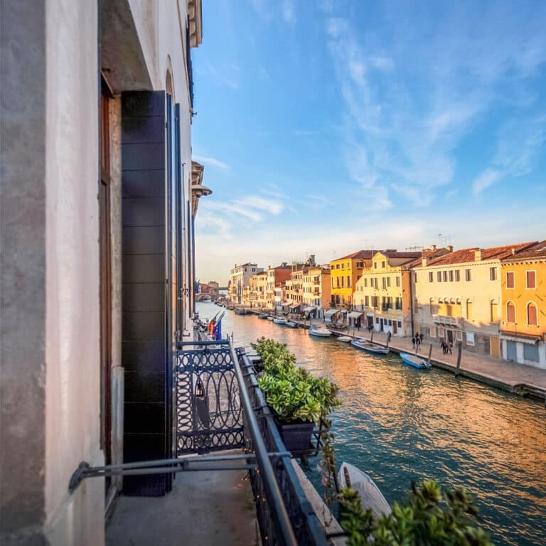 Vue sur le canal au Ca' Bonfadini à Venise