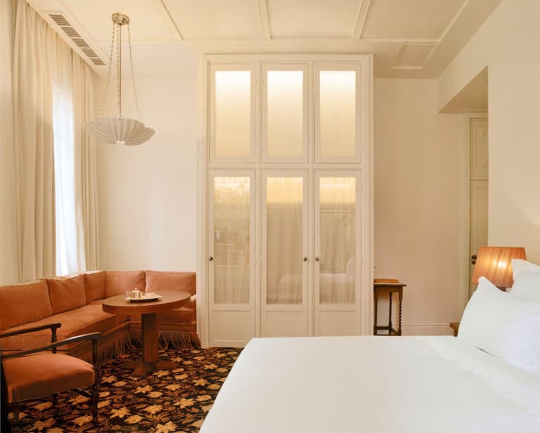 Chambre avec canapé au Château Voltaire à Paris