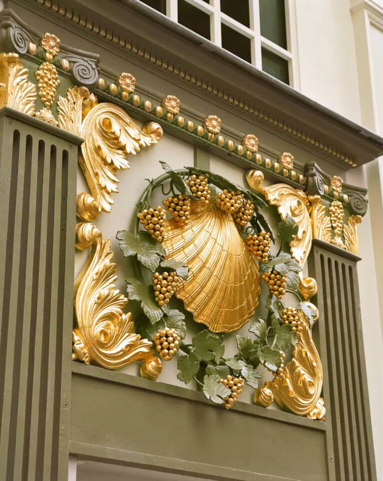 Facade dorée au Château Voltaire à Paris