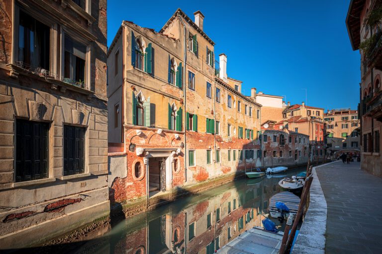 Vue sur le canal au Cinqueteste Luxury Home à Venise