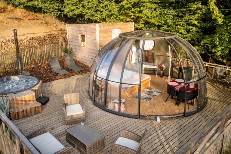 Bulle avec jacuzzi sur la terrasse Hébergements Divins à Neufchâteau