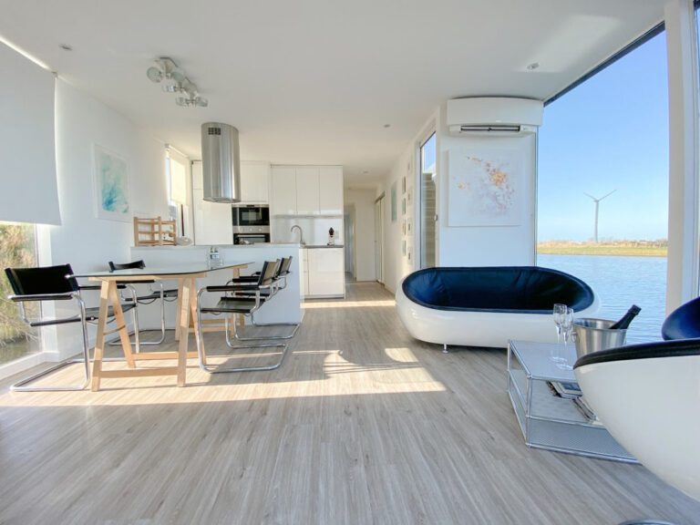 Salle à manger au Homeboat près de Nieuport