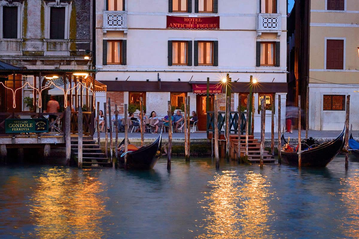 Terrasse de nuit à l'Hôtel Antiche Figure à Venise