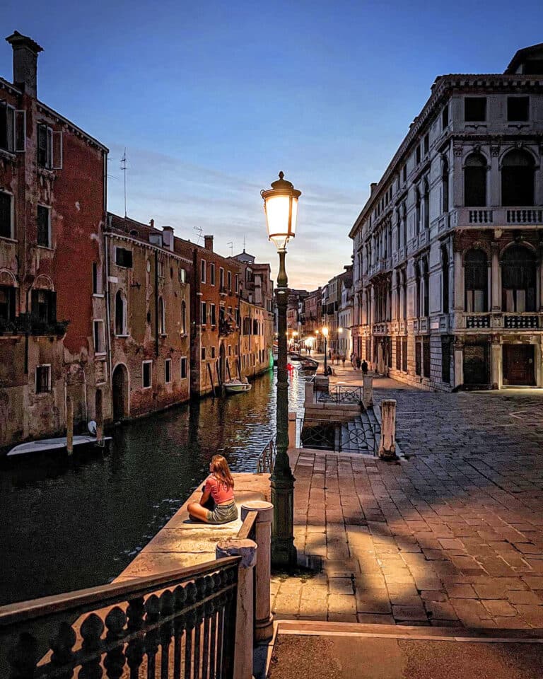 Lampadaire au bord du canal à l'Hôtel Antiche Figure à Venise