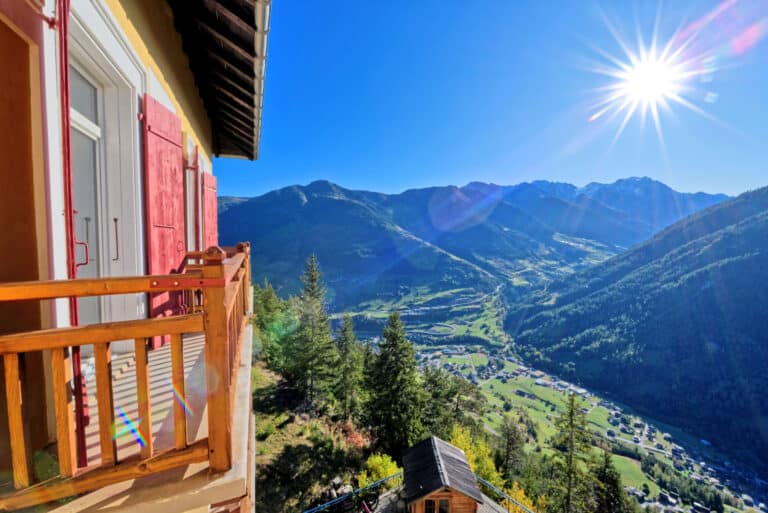 Vue depuis le balcon à l'Hotel Splendide au Lac de Champex en Suisse