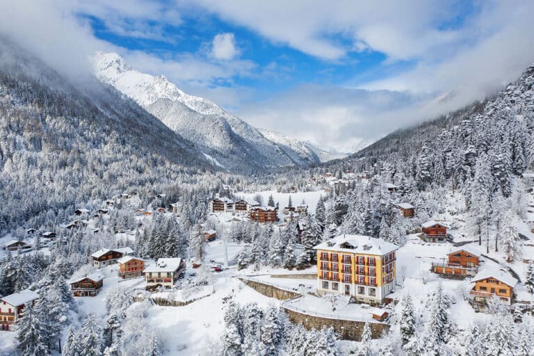 Hotel Splendide sous la neige au Lac de Champex