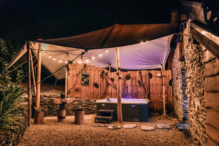 Jacuzzi de nuit à La Roca à Marche en Belgique