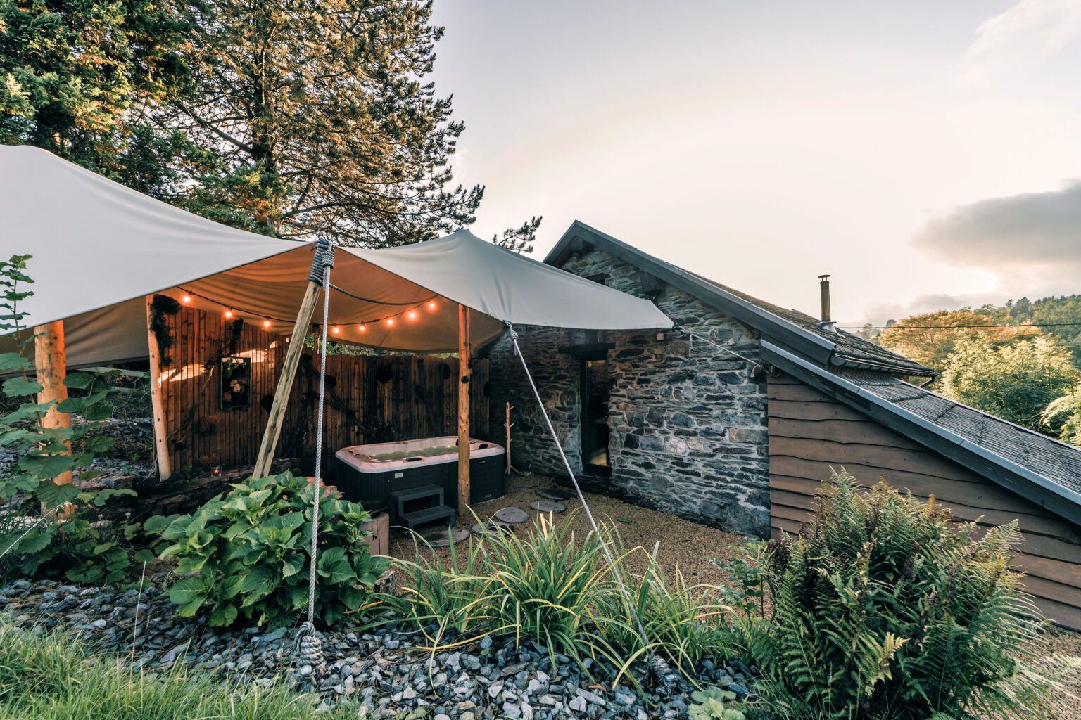 Le jacuzzi à l'arrière de la maison