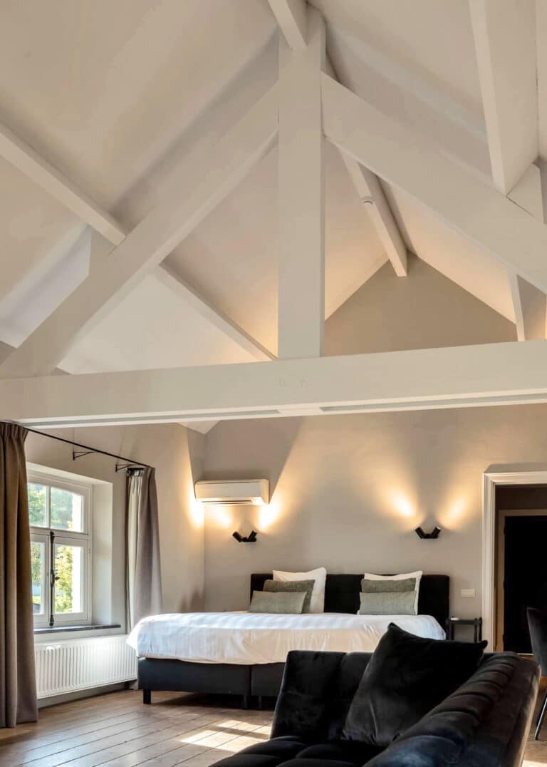 Chambre avec poutres apparentes à Landgoed Altenbroek près de Maastricht