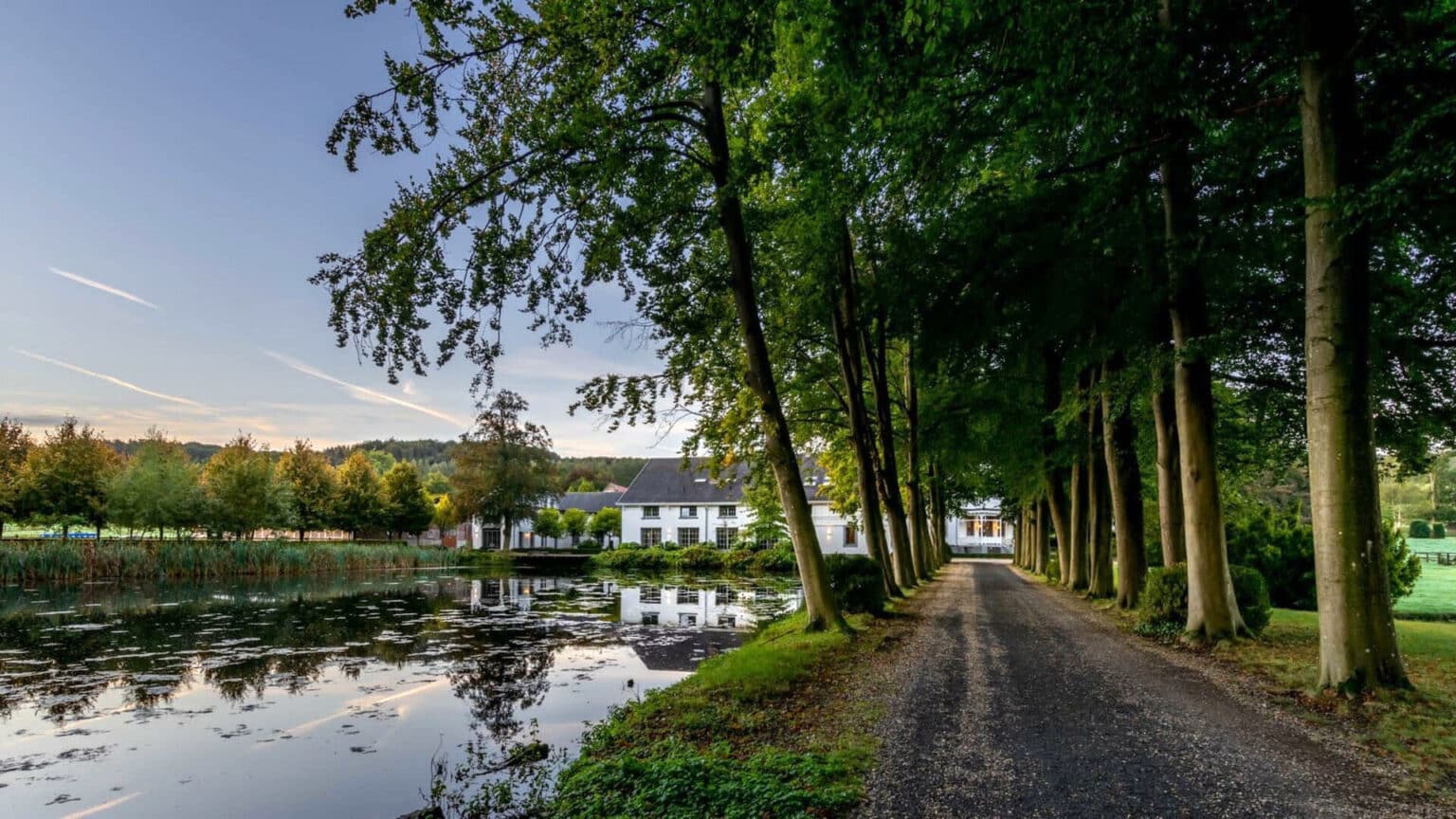 Allée menant à la maison à Landgoed Altenbroek près de Maastricht