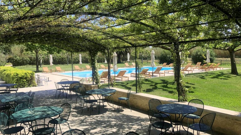 Piscine au Mas de Peint près d'Arles