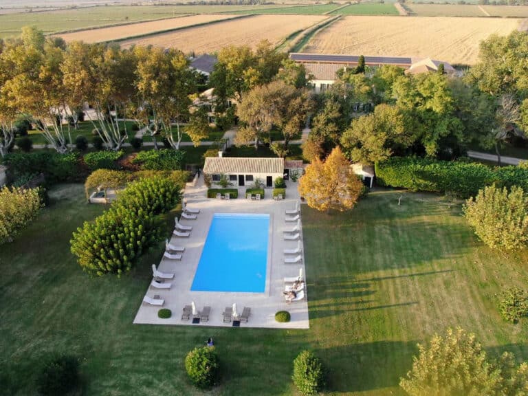 Piscine vue du ciel au Mas de Peint près d'Arles