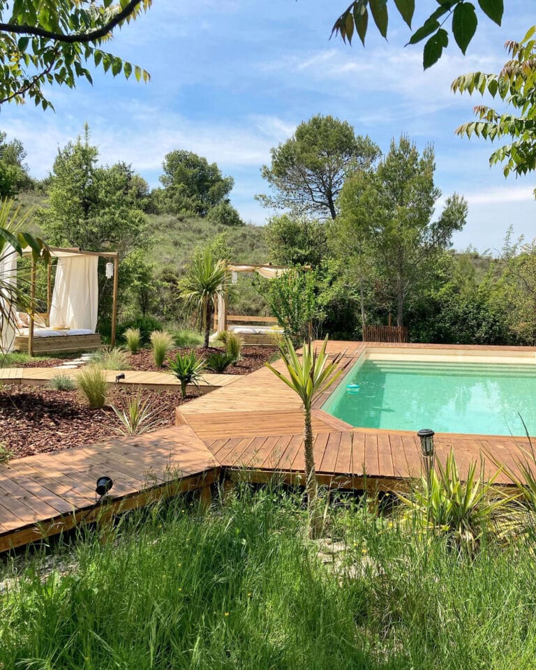 Chemins menant à la piscine Nuitées Bohèmes près de Nîmes