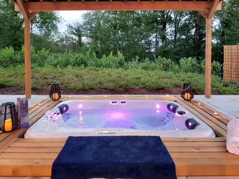 Jacuzzi sur la terrasse à Ocove à Durbuy