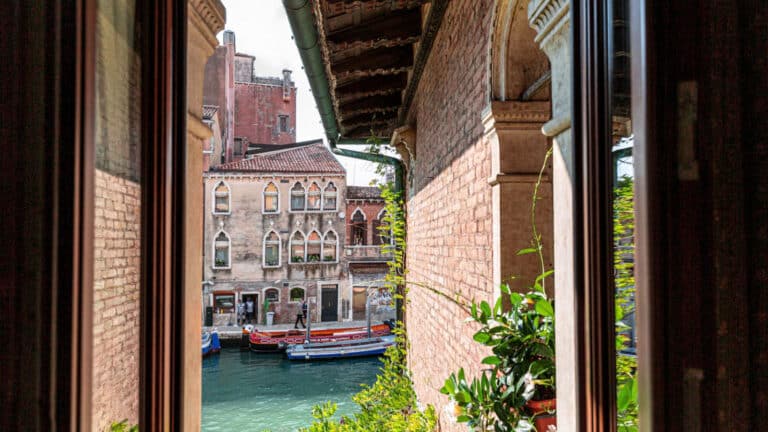 Canal face au Palazzina Veneziana à Venise